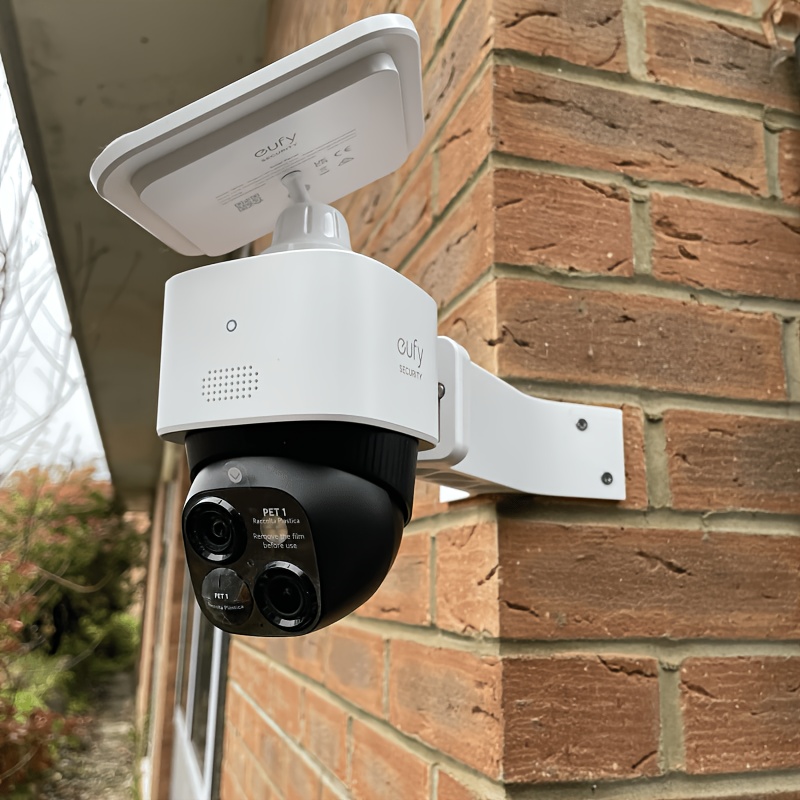 Biała kamera Eufy S340, samodz – Eufy Camera E220 recenzja i cena